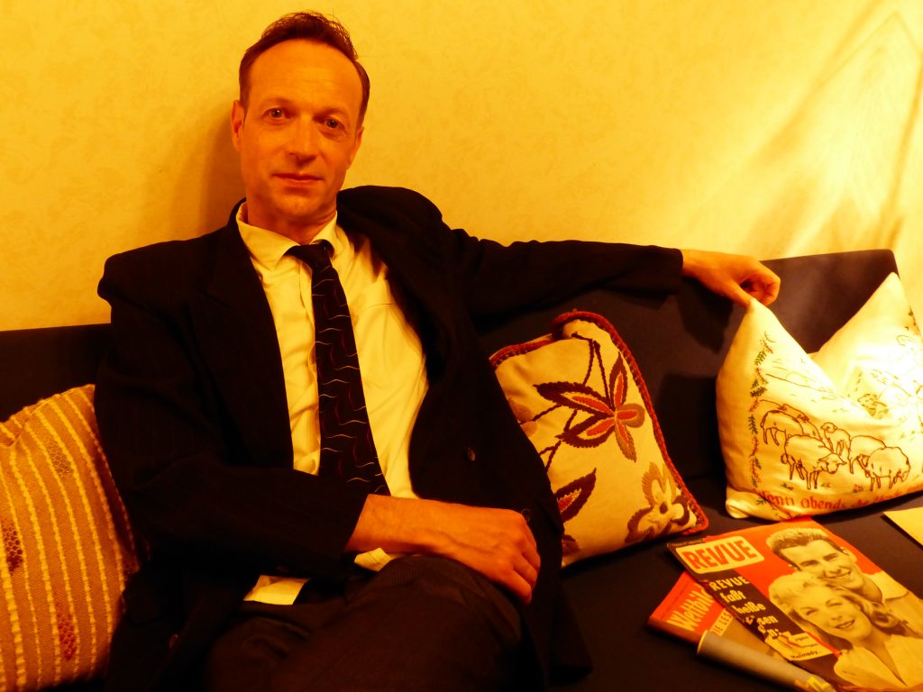 Martin auf 50er-Sofa