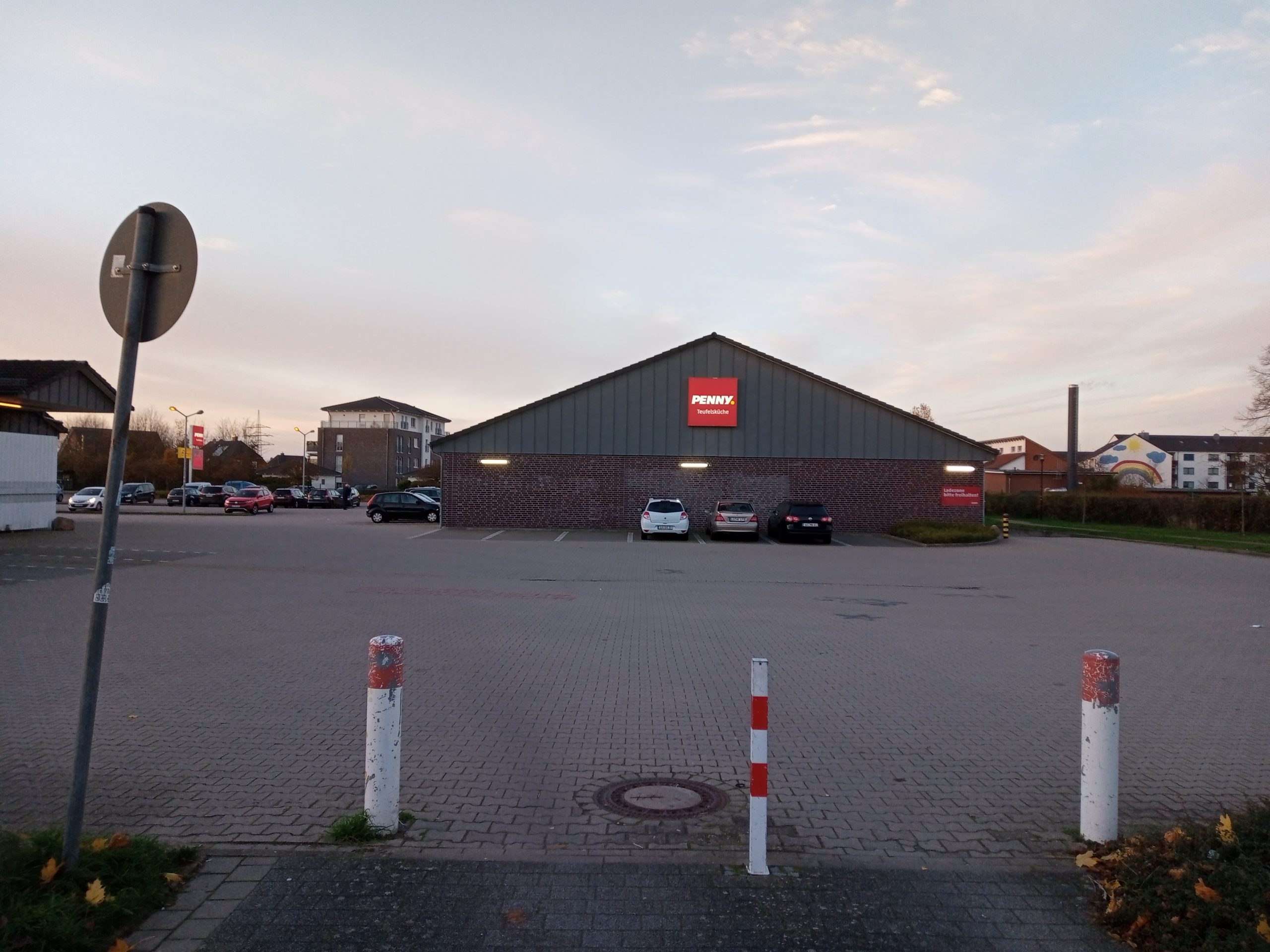 Ein verwaister Supermarktparkplatz