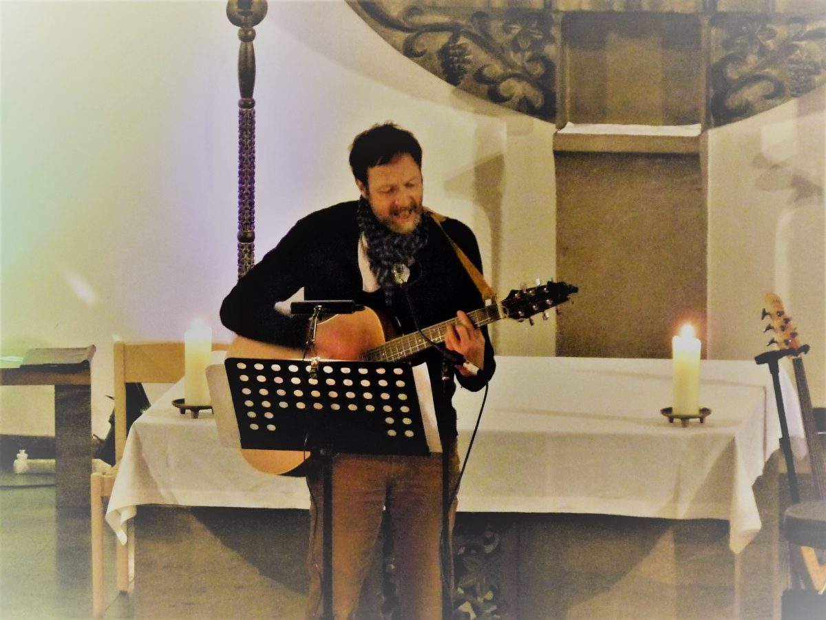 Martin mit Gitarre vor Altar