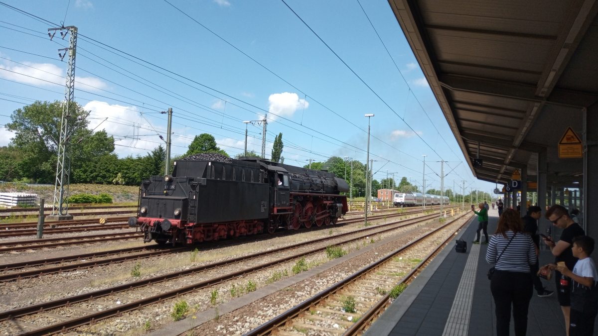Bild einer Dampflok im Bahnhof von Emden